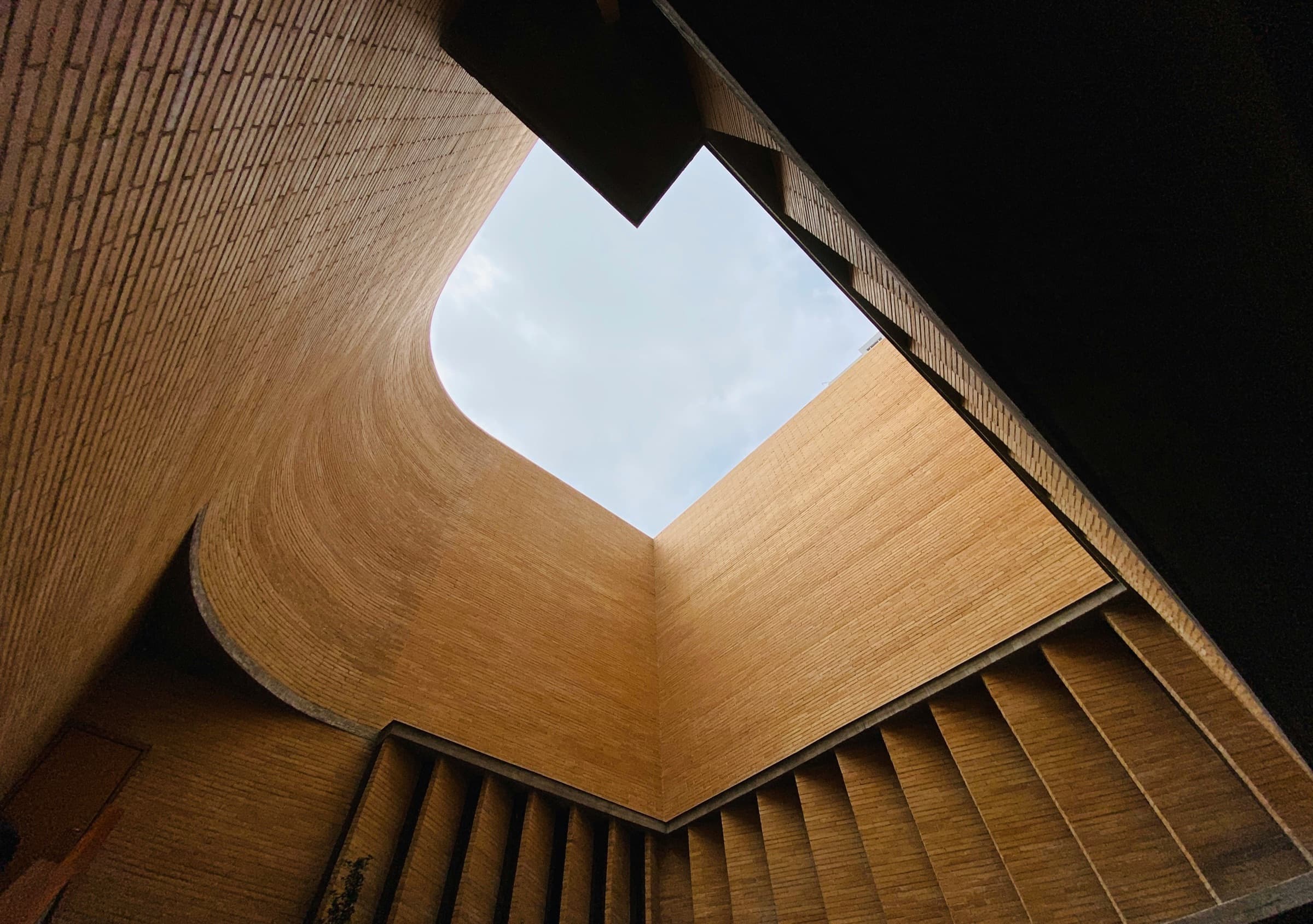 Architecture contemporaine — courbe de brique ouverte sur le ciel